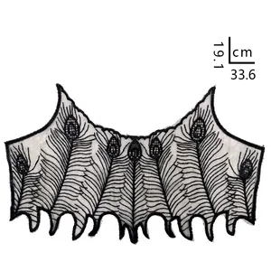 Col en dentelle brodée motif plume de paon noir avec dimensions de 33,6x19,1 cm