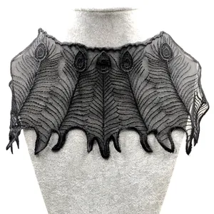 Gros plan détaillé sur l'élégante applique de col en dentelle brodée de couleur noire