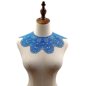 Detailansicht der blauen wasserlöslichen Stickerei Spitzenkragen auf einem Mannequin