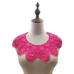Nahaufnahme eines fuchsiapinken wasserlöslichen gestickten Spitzenkragens auf Mannequin.