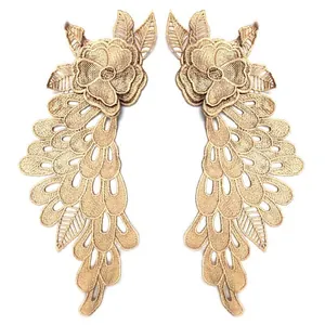 Detailansicht von goldenen 3D-Hohlstickerei-Spitzenflügel-Applikationen für DIY-Projekte.