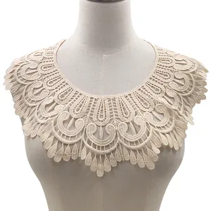 Dettaglio del colletto in pizzo ricamato in seta di latte per accessori abbigliamento