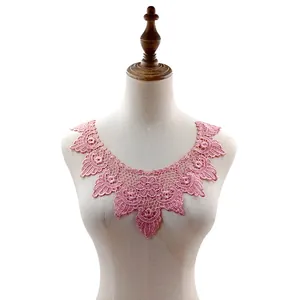 Detalle del cuello de encaje rosa soluble en agua con un bordado calado muy elegante