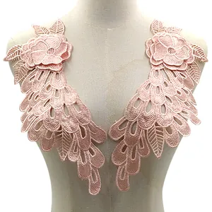 Nahaufnahme einer rosa 3D-Spitzenapplikation mit Blumenmuster und Stickerei für DIY