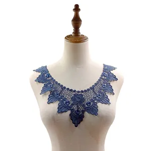 Exquisito cuello de encaje soluble azul marino con bordado hueco 3D sobre maniquí de costura