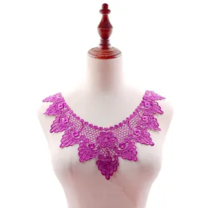 Detalle de cuello de encaje soluble magenta con bordado floral 3D para decoración
