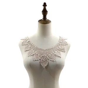 Detalle de primer plano del cuello de encaje beige soluble en agua con bordado 3D en maniquí