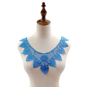 Vista detallada del elegante cuello de encaje azul con textura de bordado calado intrincado