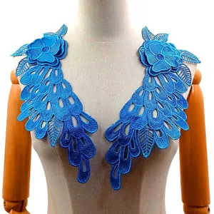 Blaue wasserlösliche Spitzen-Flügel-Patches für DIY-Kleidung auf einer Schneiderpuppe.
