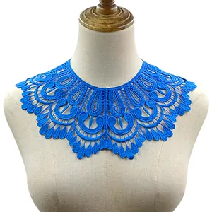 Vista dettagliata del colletto in pizzo blu con intricati motivi ricamati a mano