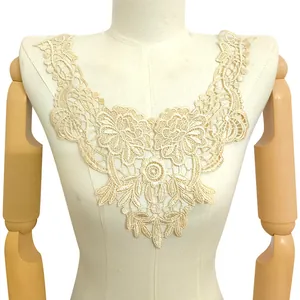 Gros plan détaillé d'une applique de col en dentelle florale beige sur un mannequin