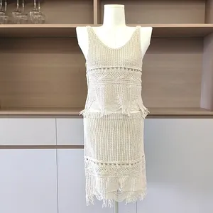Vue détaillée de l'ensemble haut et jupe en crochet crème avec ourlet à franges