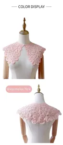 Vue détaillée du col amovible en dentelle rose pastèque sur un mannequin de couture blanc