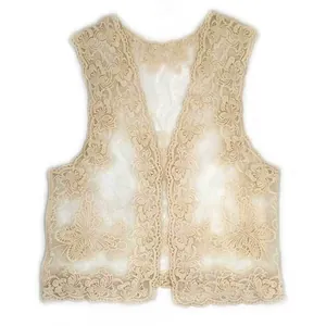 Dettaglio del gilet in pizzo beige traforato con ricamo di farfalle e fiori