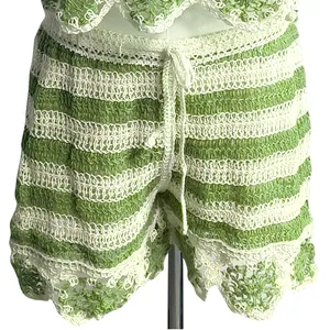 Gros plan sur un short en maille crochet rayé vert et blanc avec détail d'ourlet