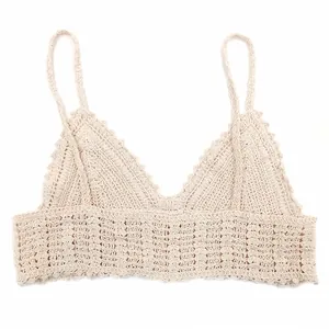 Dettaglio della trama a maglia di questo top corto in pizzo all'uncinetto beige.
