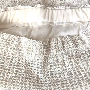 Gros plan détaillé de la taille en maille crochetée blanc ivoire rétro avec doublure