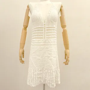 Gros plan sur le tricot au crochet blanc et la dentelle ajourée d'une robe de plage