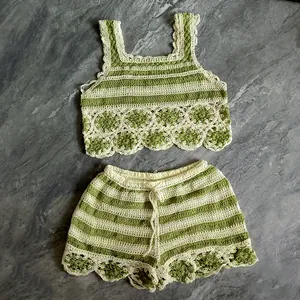 Gros plan détaillé de l'ensemble débardeur et short en crochet rayé vert et blanc