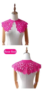 Vue détaillée du faux col en dentelle rose avec motifs floraux ajourés complexes et élégants