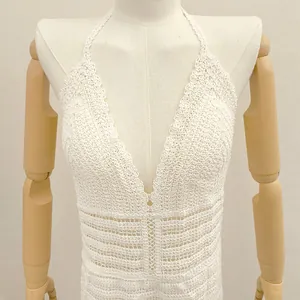 Gros plan détaillé du cache-maillot en crochet blanc avec des motifs de maille fins.