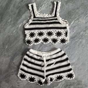 Vue détaillée de l'ensemble au crochet rayé noir et blanc avec haut sans manches et short.