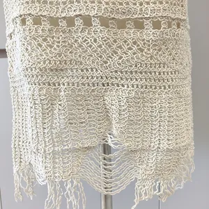 Gros plan détaillé du motif crochet rétro ajouré avec franges sur un haut en maille beige