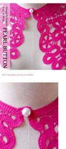 Vue détaillée d'un col en dentelle rose crochetée avec un bouton de perle blanche central