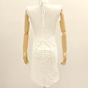 Vue arrière détaillée d'une robe de plage blanche au crochet sur un mannequin.