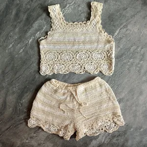 Détail à plat d'un joli ensemble haut court et short en tricot crochet beige pour l'été