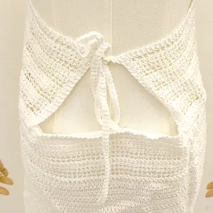 Gros plan sur un cache-maillot en crochet blanc avec motif tricoté et lien au dos