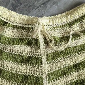 Gros plan sur un short en tricot au crochet à rayures vertes et beige clair