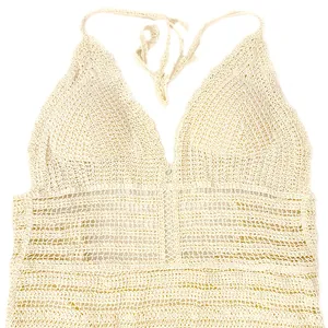Détail en gros plan d'un cache-maillot de plage en crochet blanc cassé ajouré.
