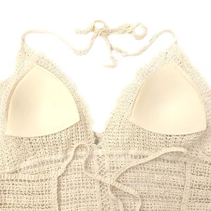 Gros plan sur les détails au crochet et les coussinets d'un haut de plage beige chic