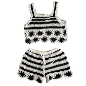 Ensemble deux pièces en maille crochet à rayures noires et blanches, caraco et short.