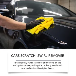 Krasverwijderaar voor auto detail met microvezeldoek die zwarte lak poetst