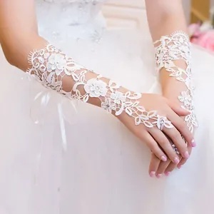 Eleganti guanti da sposa in pizzo floreale bianco con strass e nastri decorativi