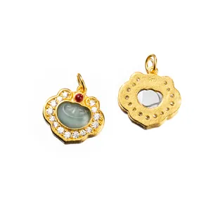 Vue rapprochée du pendentif serrure Ruyi en argent 925 doré avec jade et cristaux