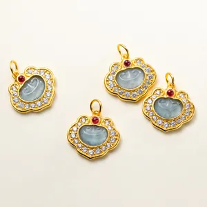 Vue détaillée de pendentifs serrure Ruyi en jade et argent 925 plaqué or avec micro pavage