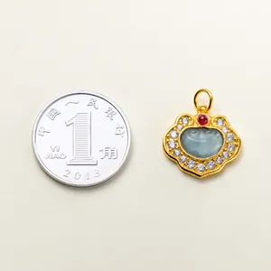 Pendentif cadenas ruyi en argent plaqué or avec jadéite et pièce pour l'échelle