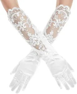 Detalle de guantes de novia blancos con satén y encaje floral bordado con lentejuelas.