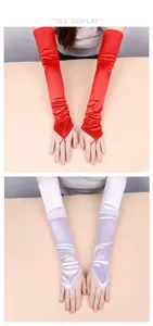 Detailaufnahme der roten und weißen langen Satin-Handschuhe mit glatter Textur