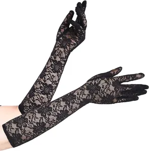 Primo piano di eleganti guanti da sposa in pizzo floreale nero lungo per la sera.