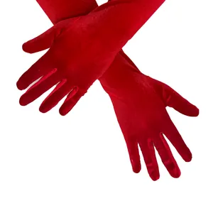 Detailansicht langer roter Samthandschuhe für Weihnachtsfeiern auf weißem Hintergrund