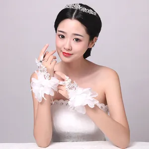 Gros plan détaillé de gants de mariée blancs avec broderie et détails floraux