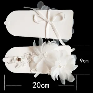 Détail du produit montrant 20 cm de longueur de gants de mariée en dentelle blanche à fleurs