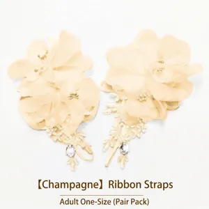 Gants de mariée couleur champagne avec détails en dentelle et strass étincelants.