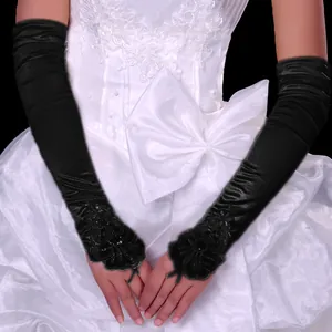 Detailansicht langer schwarzer Brauthandschuhe aus Satin mit eleganter Blumenstickerei.