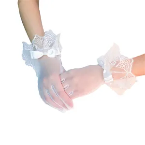 Eleganti guanti da sposa in pizzo bianco con fiocchi di raso e perle per il matrimonio.