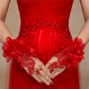 Vue détaillée de gants de mariée en dentelle rouge avec fleurs en organza et strass fins